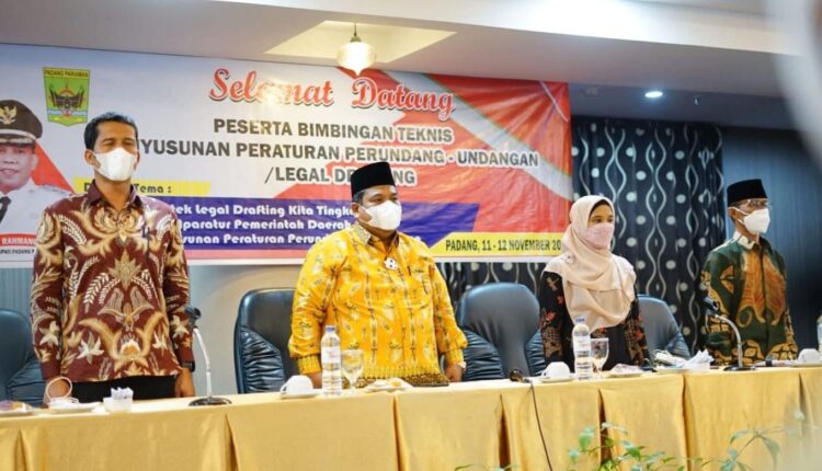 IKUTI—Bupati Padangpariaman Suhatri Bur saat mengikuti acara kemarin.