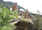 Sekda Kabu­paten Sijunjung Tinjau Infrastruktur Rusak Akibat Bencana, Perbaikan segera Dilakukan karena Menyangkut Akses Masyarakat