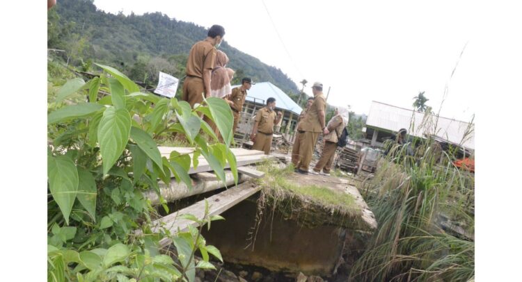 Sekda Kabupaten Sijunjung Tinjau Infrastruktur Rusak Akibat Bencana, Perbaikan segera Dilakukan karena Menyangkut Akses Masyarakat 1 TINJAU— Sekda Zefnihan didampingi BPBD dan Dinas PUPR Sijunjung meninjau infrastruktur yang rusak akibat banjir bandang di Kecamatan Tanjung Gadang.