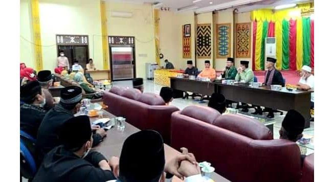 STUDI KOMPARATIF— Rombongan tokoh adat dan Agama se-Kota Sawahlunto diterima pengurus Lembaga Adat Melayu Riau (LAMR) Pekanbaru Riau saat melakukan studi komparatif.