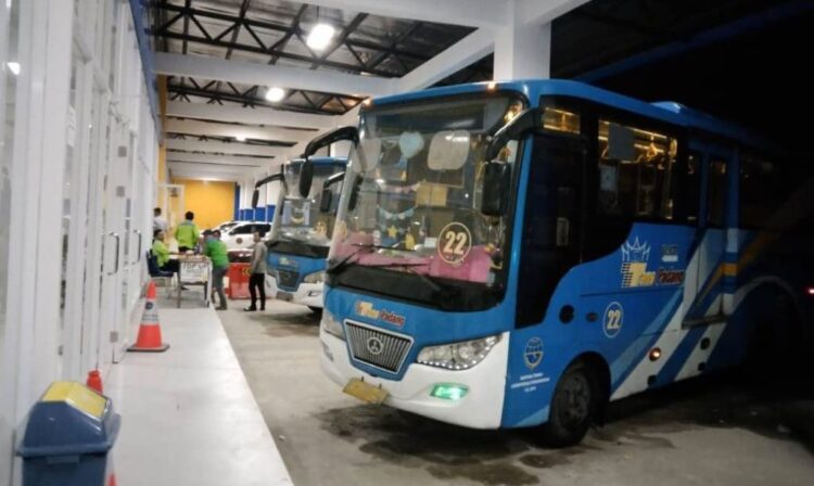 MASUK TERMINAL— Seluruh armada Trans Padang masuk ke dalam Terminal Anak Aia. Saat ini operasional moda transportasi massal ini masih melayani trayek atau Koridor I (Pasar Raya - Batas Kota), IV (Anak Aia - Teluk Bayur). Direncanakan tahun 2022, Trans Padang Koridor V dan VI akan mengaspal.
