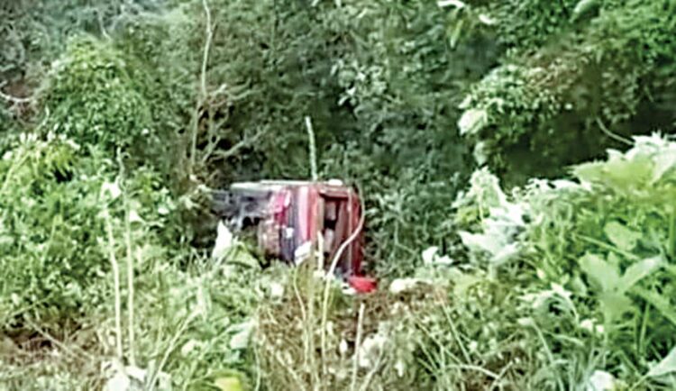 MASUK JURANG— Kondisi truk BA 8415 AB yang masuk ke dalam jurang di Silaiang Bawah, Padangpanjang.