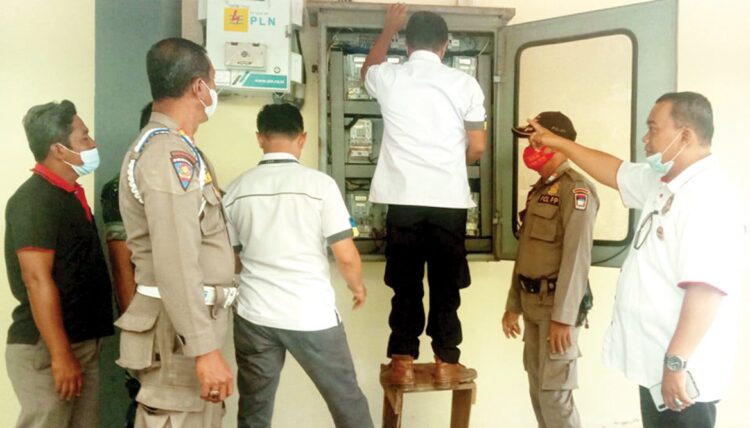 Nunggak, UPT Rusunawa Putus Listrik Penyewa 1 PUTUS ALIRAN LISTRIK— Kepala UPT Rusunawa Sahurman bersama petugas gabungan memutus aliran listrik rumah rusun yang menunggak, Rabu (23/11).