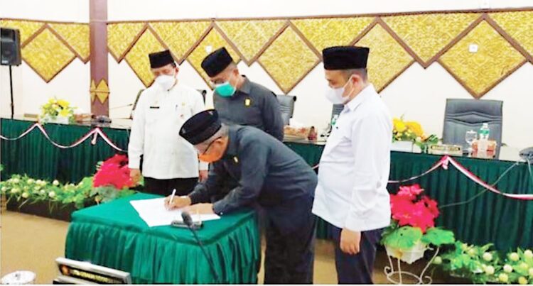 Paripurna DPRD Kota Padang, Ranperda Pengelolaan Keuangan Daerah Ditetapkan jadi Perda 1 Penandatanganan Nota kesepakatan Perda Pengelolaan Keuangan Daerah dengan nomor 22 tanggal 5 November 2021.