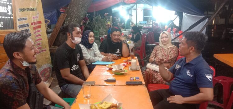 KUNJUNGI PEDAGANG KULINER— Kunjungan Wakil Ketua DPRD Padang Ilham Maulana, Sabtu (30/10) malam ke tempat pedagang di kawasan kuliner Monumen Tugu Gempa. 
