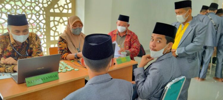 PENDAFTARAN— Kafilah MTQ Sijunjung didampingi tim official melakukan pendaftaran pada masing-masing cabang yang diikuti, bertempat di Islamic Center, Kota Padangpnjang.