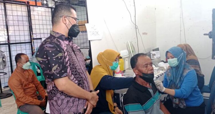 Owner (CEO) Tiffany Housewere Store, Rahmat Hidayat, ikut menyaksikan gebyar vaksinasi di Payakumbuh.