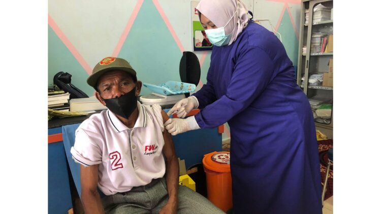 SUNTIK VAKSIN—Seorang warga disuntik vaskin di Kelurahan Padang Tinggi Piliang, MAN 1 Payakumbuh, Kelurahan Labuh Silang.