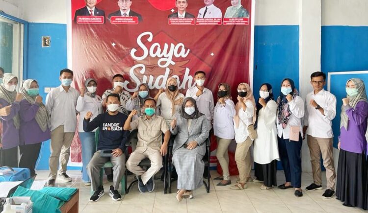 VAKSINASI COVID-19—  Pengurus DPC Gerindra Dharmasraya berfoto bersama suai menggelar vaksinasi Covid-19 di Kantor DPC Gerindra, Selasa (2/11).