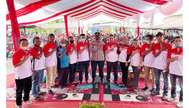 VAKSINASI—Pimpinan dan anggota LSM Lira bersama dengan Kapolsek AKP Afrino, disela kegiatan vaksinasi massal di Polsek Koto Tangah, Sabtu (13/11).