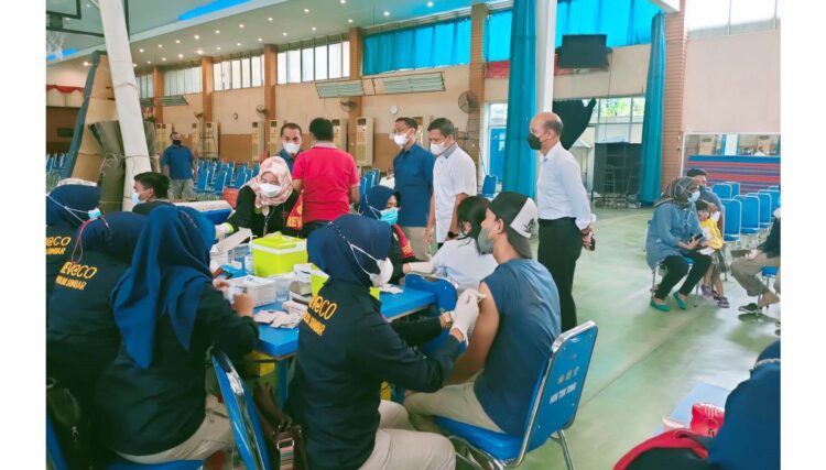 VAKSINASI MASSAL-3 Direktur Reserse Polda Sumbar meninjau pelaksanaan vaksinasi massal yang diselenggarakan di gedung Tjinta Teman (HTT) Padang.