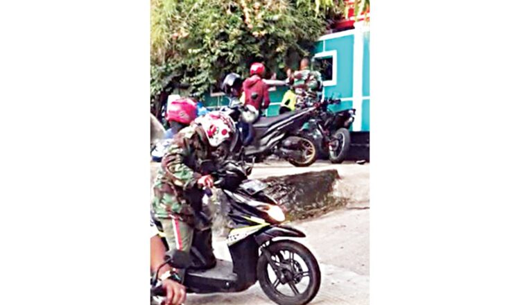 VIRAL— Video perkelahian 1 tentara vs dua polisi viral di media sosial. Insiden itu terjadi Rabu (24/11) sore di Ambon, Maluku.