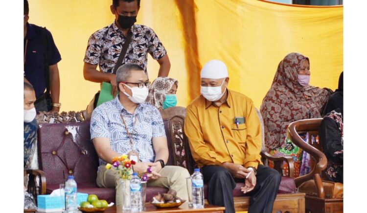 Penyalaan listrik gratis untuk masyarakat prasejahtera  di Nagari Sungai Aur, Pasaman Barat. Sabtu (06/11).