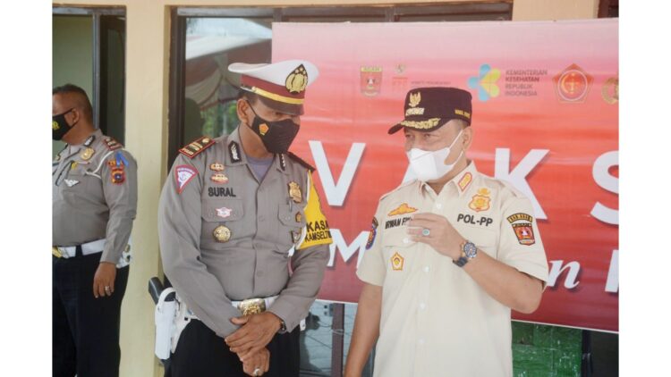 DIALOG— Wabup Agam Irwan Fikri berbincang- bincang dengan personel Polres Agam saat meninjau pelaksanaan Gebyar Sumdarsin Tahap III.