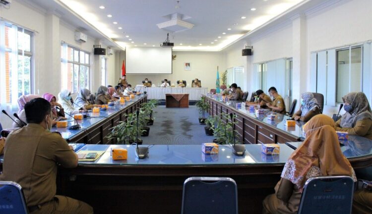 Melakukan Sosialisasi Pemanfaatan Data Kependudukan bagi OPD se- Kabupaten Pasbar tahun 2021. Kegiatan dibuka langsung oleh Wakil Bupati Risnawanto, di Auditorium kantor bupati setempat kemarin.