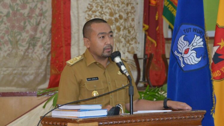 MOTIVASI— Wagub Sumbar Audy Joinaldy beri motivasi lulusan wisudawan dan wisudawati Universitas Mahaputra Muhammad Yamin (UMMY) Solok.