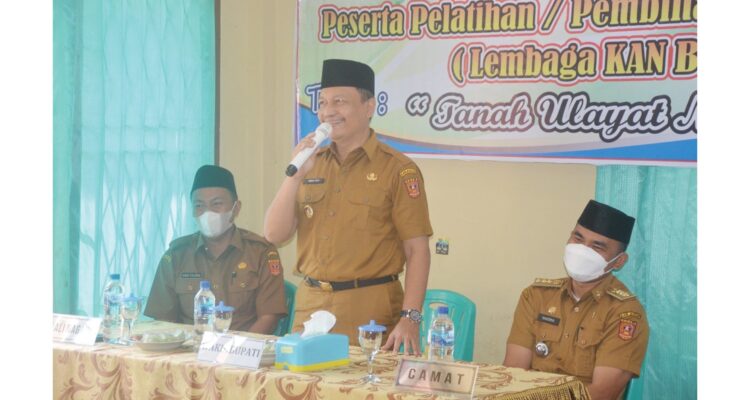 PELATIHAN— Wakil Bupati Agam Irwan Fikri Dt Parpatiah SH membuka pelatihan/pembinaan Lembaga Adat Kerapatan Adat Nagari (KAN) Nagari Bayua.