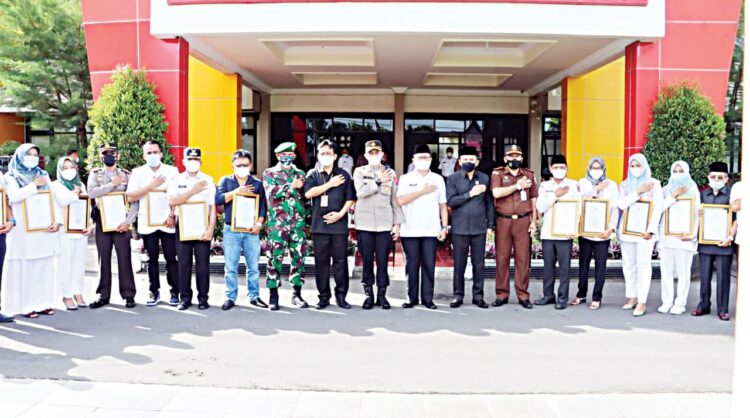 Wakil Bupati Irwan Fikri bersama Forkopimda dan Sekretaris YTM Jufri Nur SE MM dan para peraih penghargaan mengabadikan momen yang bersejarah.