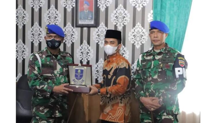 Danpomdam I/ Bukit Barisan Kunker ke Kota Solok 1 KUNJUNGAN KERJA— Wakil Wali Kota Solok Rahmadhani Kirana Putra menyambut kedatangan rombongan Danpomdam 1/Bukit Barisan yang kunjungan kerja ke Kota Solok.