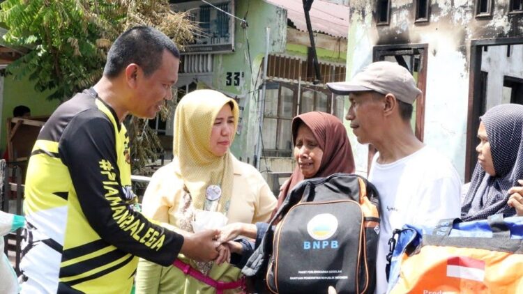 TINJAU— Wali Kota Pariaman Genius Umar,  meninjau langsung lokasi kebakaran yang menghanguskan rumah warga di Kelurahan Kampung Jawa I, Kecamatan Pariaman Tengah.
