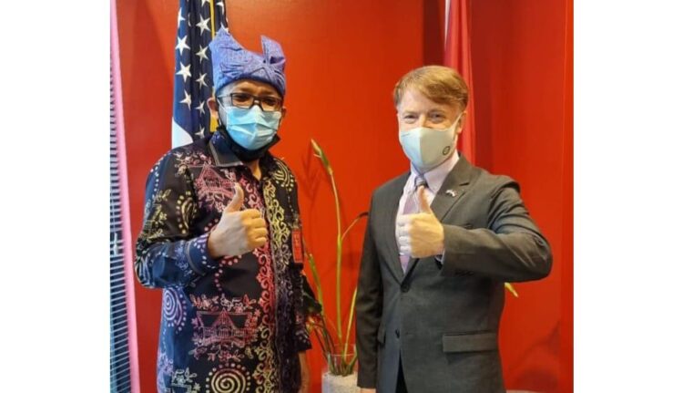 BERSAMA KONSUL AS —Wali Kota Padang Hendri Septa berfoto dengan Konsul AS untuk Indonesia di Medan Mr. Gordon Church di Kantor Konsulat AS di Medan, Kamis (18/11). Pemko Padang menjalin hubungan kerja sama dengan Konsulat Amerika Serikat (AS) di Medan, Sumut.