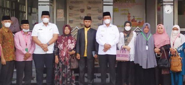 FOTO BERSAMA—Wali Kota Pariaman  H Genius Umar, foto bersama dengan kafilah.