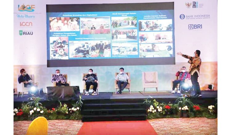 PEMBICARA ICCC— Wali Kota Padang Hendri Septa memaparkan tentang perkembangan ekonomi kreatif di Kota Padang pada acara Indonesia Creative Cities Conference (ICCC) di Hotel Pangeran, Pekanbaru, Sabtu (27/11).