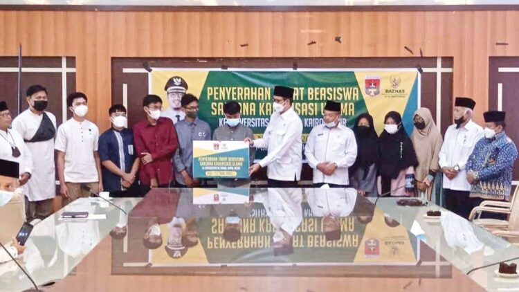 SERAHKAN BEASISWA— Wako Bukittinggi Erman Safar menyerahkan zakat beasiswa Sarjana Kaderisasi Ulama kepada Calon Mahasiswa Universitas Al Azhar, Kairo.