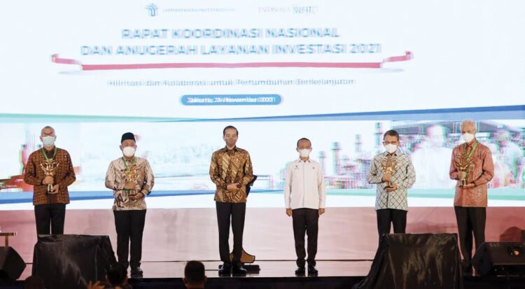 Wali Kota Riza Falepi poto bersama Presiden RI Jowo Widodo dan gubernur serta kepala daerah penerima anugerah.