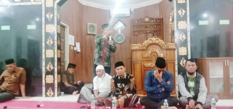 Bertahun-tahun Sungai Sapiah jadi Langganan Banjir, Desrio Putra: Sinergitas Pemko dan Pemprov Atasi Banjir 1 KELUHAN WARGA— Warga Kompleks Jabal Rahmah Lestari Kelurahan Sungai Sapiah, Kecamatan Kuranji mengeluhkan penderitaan mereka akibat banjir yang terus menerus mereka alami ketika hujan turun, saat Reses III tahun 2021 Anggota DPRD Sumbar Desrio Putra,
Sabtu (30/10).