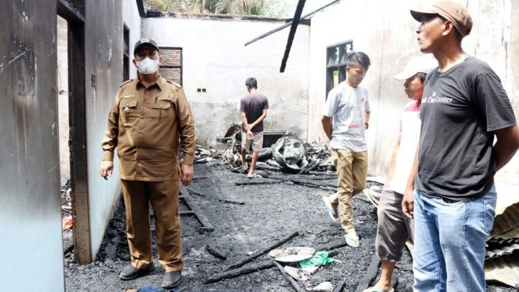 TINJAU—Wakil Wali Kota Pariaman, Mardison Mahyuddin,  meninjau lokasi kebakaran  di Pasia Ampalu, Desa Ampalu, Kecamatan Pariaman Utara.