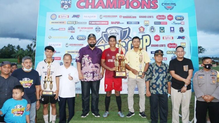 Wakil Wali Kota Pariaman, Mardison Mahyuddin, kemarin, menutup secara resmi Open Turnamen Sepakbola Cibers (Cimparuah Bersatu) CUP 2021 di Lapangan Sepak Bola Desa Cimparuah, Kecamatan Pariaman Tengah Kota Pariaman.
