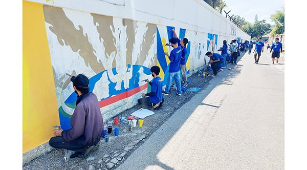 Bhayangkara Mural Festival 2021 Digelar, 40 Seniman Sumbar Ikut Berpartisipasi 1 MELUKIS— Salah seorang seniman yang ikut berpartisipasi dalam lomba Bhayangkara Mural Festival 2021 yang digelar di dinding tembok milik PT Kereta Api Indonesia, Padang Timur.