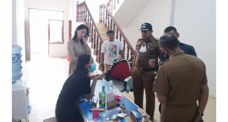 WNA ILEGAL— Camat MKS Bukittinggi bersama tim menemukan seorang WNA asal Tiongkok yang keberadaannya ilegal.