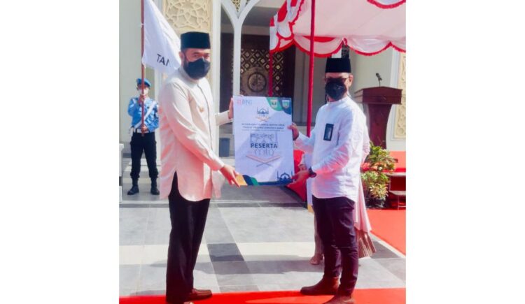 Penyerahan secara simbolis Kartu Tapcash Edisi MTQ ke XXXIX di serahkan langsung oleh Pemimpin BNI Cabang Bukittinggi Bpk Zulfebriansyah ke Walikota Padang Panjang Bpk.  H. Fadly Amran.