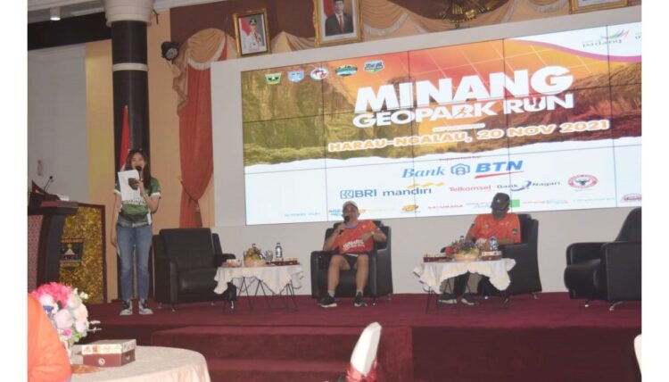 Minang Geopark Run Digelar, Berlari Sambil Menikmati Keindahan Alam 1 Ketua panitia Iftri Saputra Minang Geopark Run bersama Kepala Dinas Pariwisata Sumbar, Novrial saat conference pers, Minggu (14/11).