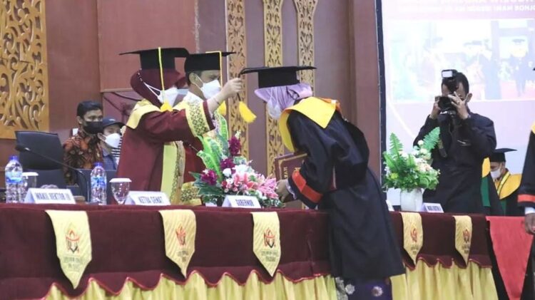 WISUDA— Rektor UIN Imam Bonjol Padang Prof.Dr.Martin Kustati,M.Pd, memindahkan jambul kepada wisudawan di aula UIN Imam Bonjol Padang, Sabtu (27/11).
