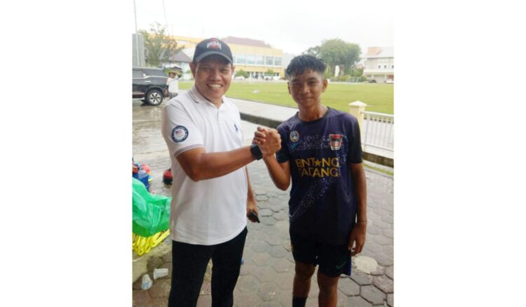 PEMAIN MUDA BERBAKAT—Mantan Ketua KONI Sumbar Prof Syahrial Bakhtiar menyalami Zulfan, pemain PSP U-13 yang memiliki kemampuan VO 2 Max yang mumpuni saat tes identifikasi bakat.