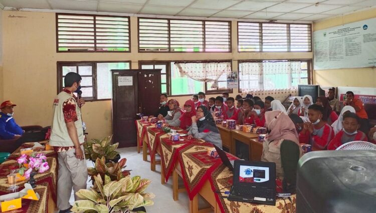 ARAHAN—Kabid Pencegahan dan Kesiapsiagaan BPBD Wirman memberikan arahan kepada peserta sosialisasi dan mitigasi bencana sekolah  di SMPN 2 Batang Gasan.