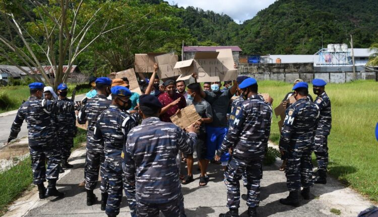 Gerombolan Massa Tantang Vaksinasi di Kota Padang, Babin Potmar Berhasil Meredam 1 REDAM MASSA— Puluhan massa mendatangi posko vaksinasi di TPI Bungus, berhasil diredam personel Babin Potmasr Lantamal II, Jumat (5/11) .