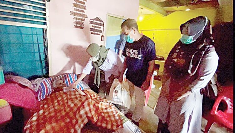 Andre Rosiade Bantu Nenek yang 20 Tahun Lumpuh karena Stroke di Kecamatan Pauh 1 SERAHKAN BANTUAN— Pengurus Gerindra Sumbar menyerahkan bantuan dari Anggota DPR RI Andre Rosiade kepada nenek Suharsah yang mengalami stroke di Jalan M Hatta, Kecamatan Pauh.