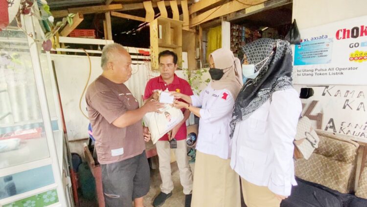 SERAHKAN BANTUAN— Pengurus DPD Gerindra Sumbar menyerahkan bantuan sembako dan uang tunai dari Anggota DPR RI Andre Rosiade kepada Zein Murfi di Belakang Tangsi, Padang Barat.