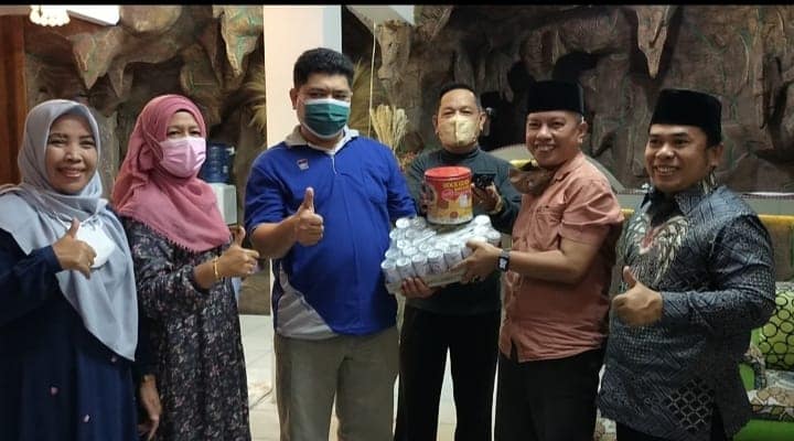 BERIKAN SUPLEMEN— Kepala Dinas Pertanian Kota Padang Syahrial Kamat menyerahkan buah tangan atau suplemen untuk para kafilah MTQ kepada Kabag Kesra Setdako Padang melalui Kasubag Bina Mental Zul Hasfi Lubis didampingi staf Kesra, Syafwan Diran, Minggu (14/4).