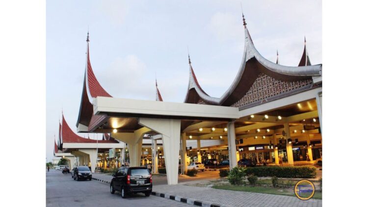WAJIB PCR— Calon penumpang yang melakukan penerbangan di Bandara Internasional Minangkabau serta bandara lainnya di tanah air, wajib melampirkan sejumlah sayarat, seperti surat vaksin serta hasil tes negatif RT-PCR.