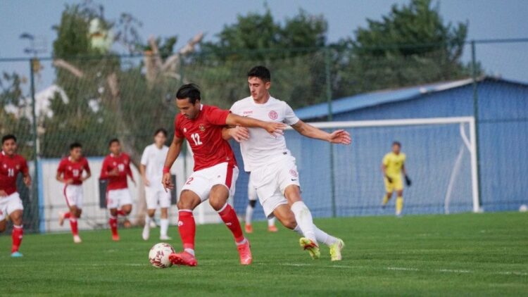 Bomber timnas Indonesia, Ezra Walian (jersei merah-putih) berusaha menguasai bola dari kawalan pemain Antalyaspor.