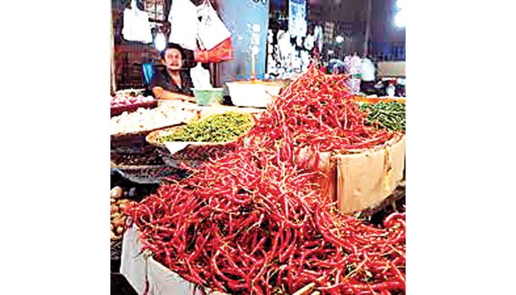 MERANGKAK NAIK—  Harga cabai merah dan sejumlah komoditas pokok lainnya mulai merangkak naik di pasaran, dalam beberapa pekan terakhir.
