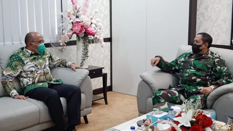 DIALOG—Danlantamal II Laksamana Pertama TNI Endra Sulistiyono saat dialog dengan Ketua DPRD Sumbar Supardi di ruangan kerjanya keamrin.