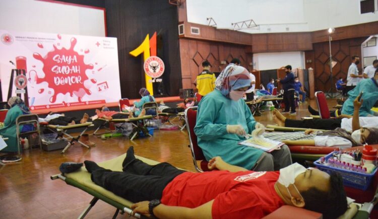 SPSP Gelar Aksi Donor Darah, Semen Padang Pemasok Darah Rutin dan Terbanyak di Kota Padang 1 DONOR DARAH— Serikat Pekerja Semen Padang menggelar aksi sosial donor darah bekerja sama dengan PMI Kota Padang di Gedung Serba Guna (GSG), Rabu (17/11).
