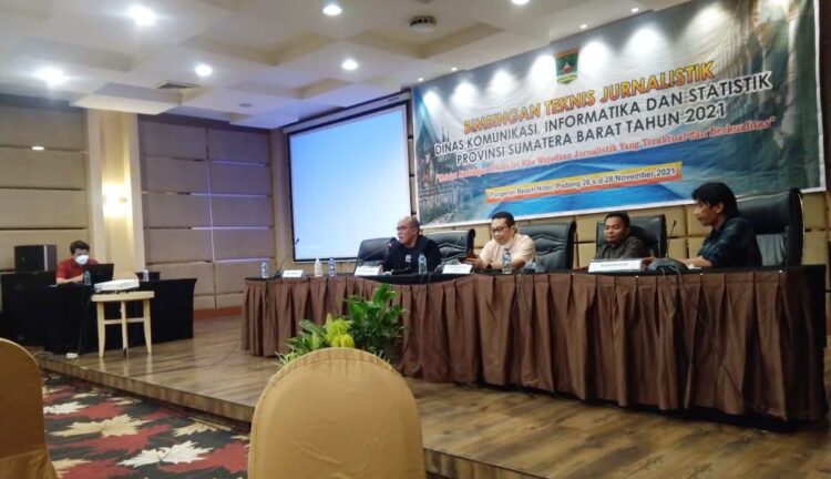 BIMTEK JURNALISTIK— Ketua DPRD Provinsi Sumbar, Supardi memberikan materi pada Bimtek Jurnalistik yang dilaksanakan Diskominfotik Provinsi Sumbar, Jumat (26/11) di Padang.