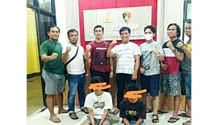 PEMBUNUH— Pelaku H (18) dan A (19) yang terlibat kasus pembunuhan sopir taksi online ditangkap jajaran Polres Pessel di Pekanbaru dan Solsel.
